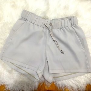 Lululemon Size 6 Beige shorts